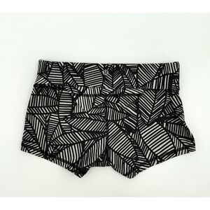 Lululemon Shorts Womens Black White High‎ Rise Yoga Boogie Banana Leaf Short